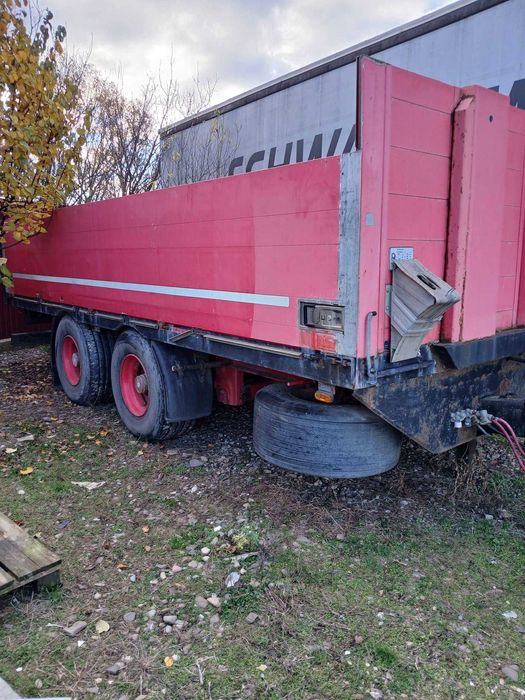 remorca roșie de rema