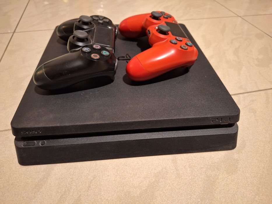 Playstation 4 с 2 контролера