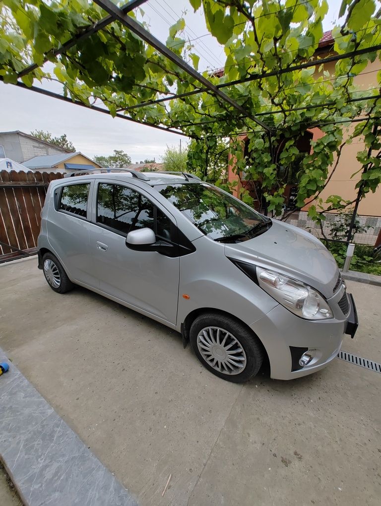 Vând Chevrolet Spark