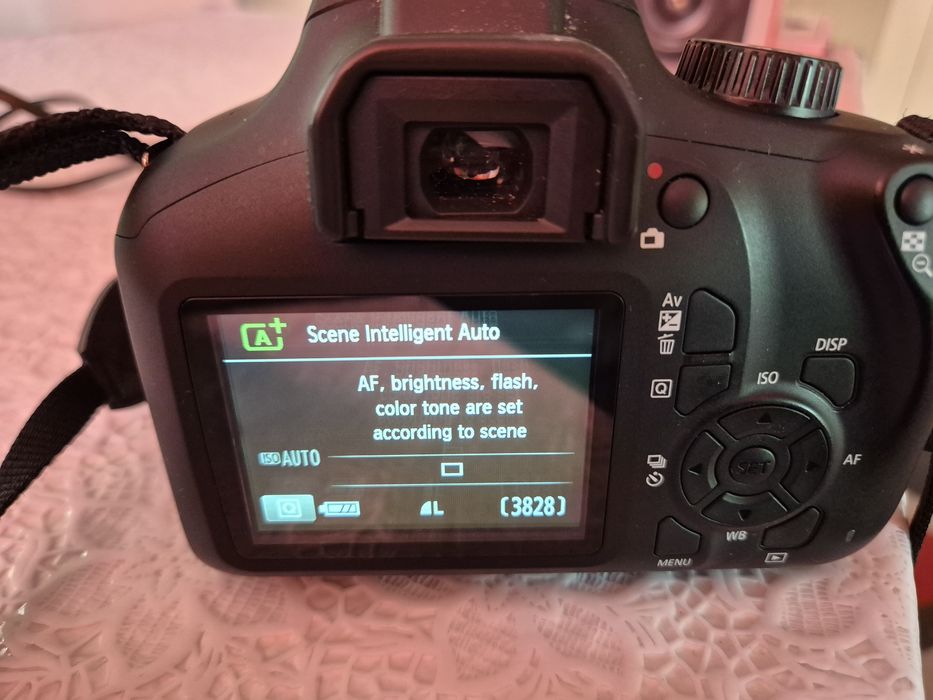 Фотоапарат Canon EOS 4000D + статив и чанта