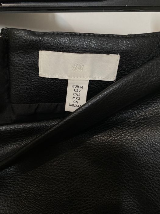 Чисто нова черна кожена пола в размер 34 hm