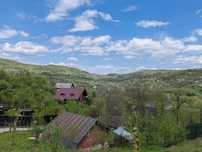 Teren intravilan 5.400 mp, cu 2 constrctii, Zonă de deal cu pădure, Pr