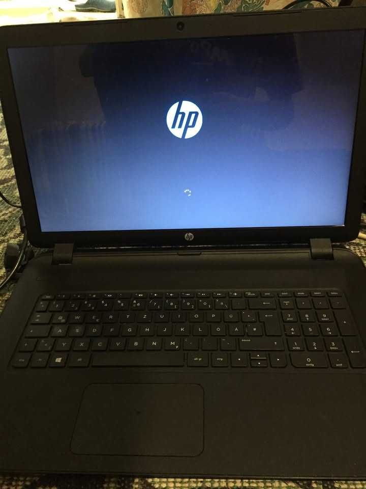 Продавам Лаптоп HP 17 Инча