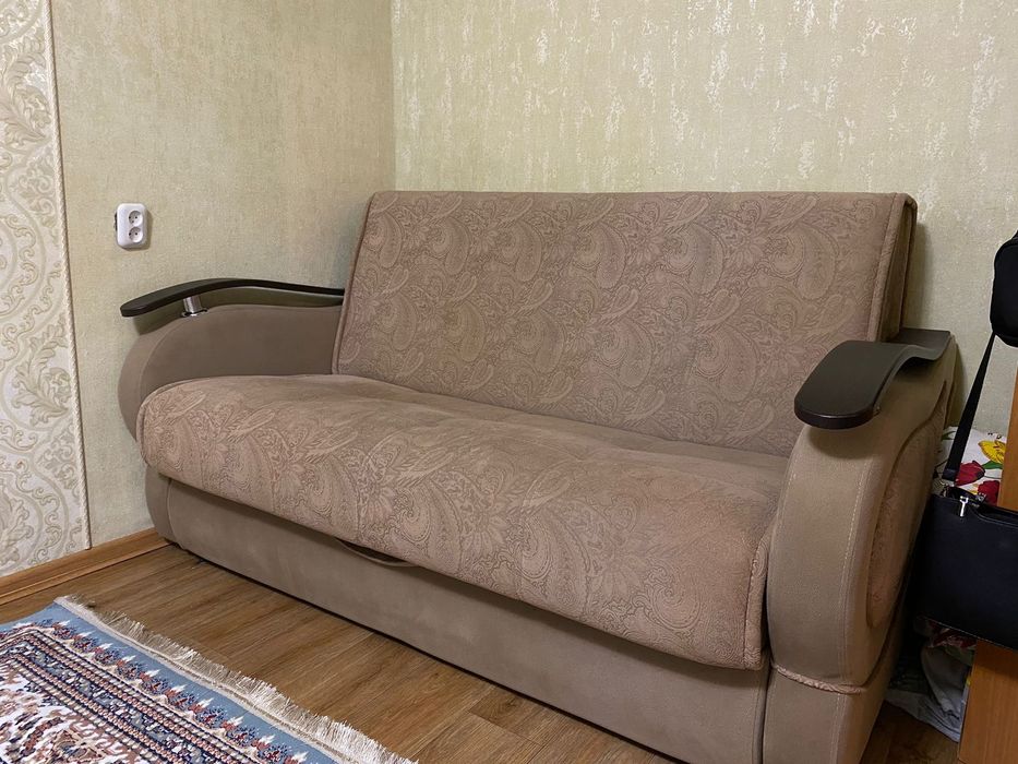 Диван раскладной в хорошем состоянии