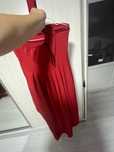 Rochie rosie cu ruptura pe picior