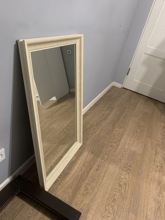 Зеркало в рамке деревянной