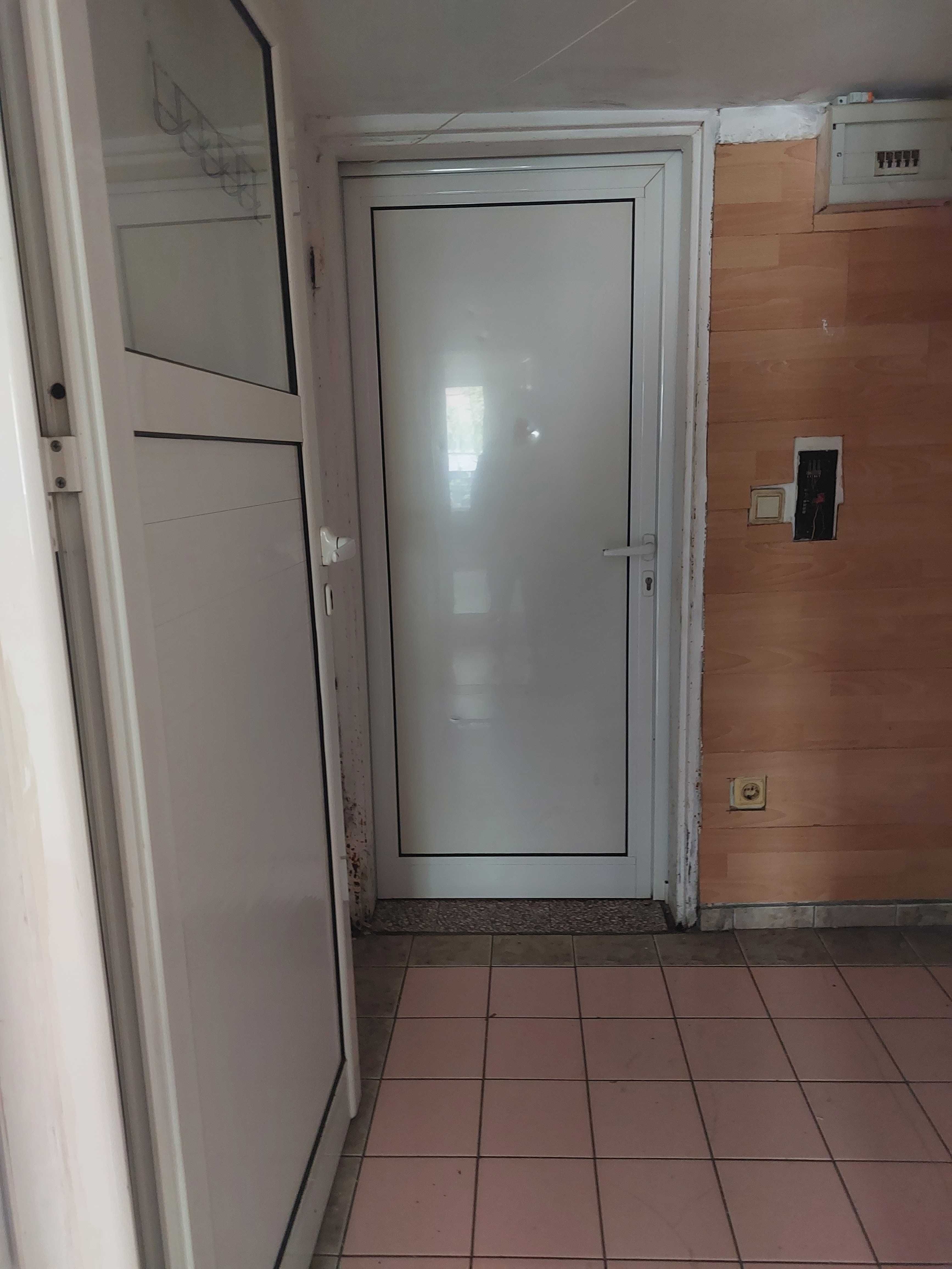 Продавам недвижим имот в кв. Банишора. Етаж първи, над гаражи.