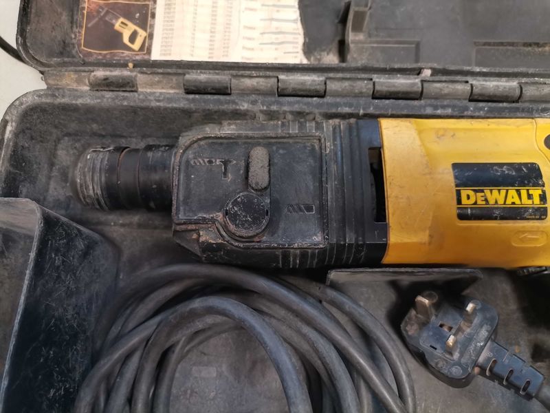 Перфоратор - Dewalt 600 W - 7