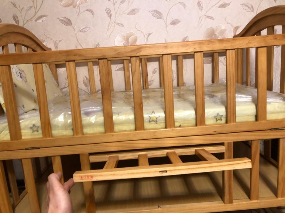 Детская кроватка с матрацами и люлькой в отличное состоянии