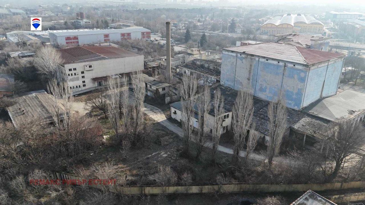 Продава се Промишлена сграда в Русе, Тракцията - 4085 кв.м за 1009 €/кв.м - Снимка #7