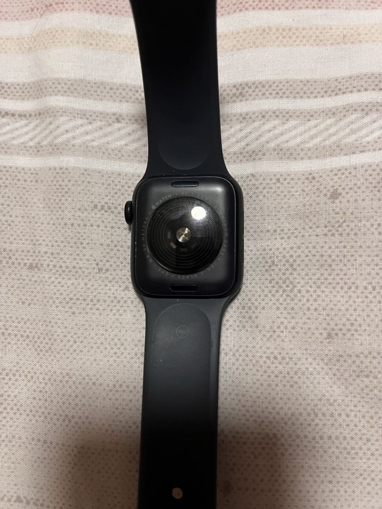 Apple watch SE.