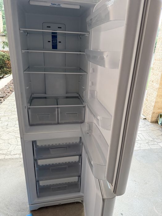 Vand frigider / combina frigorifica incastrabila.