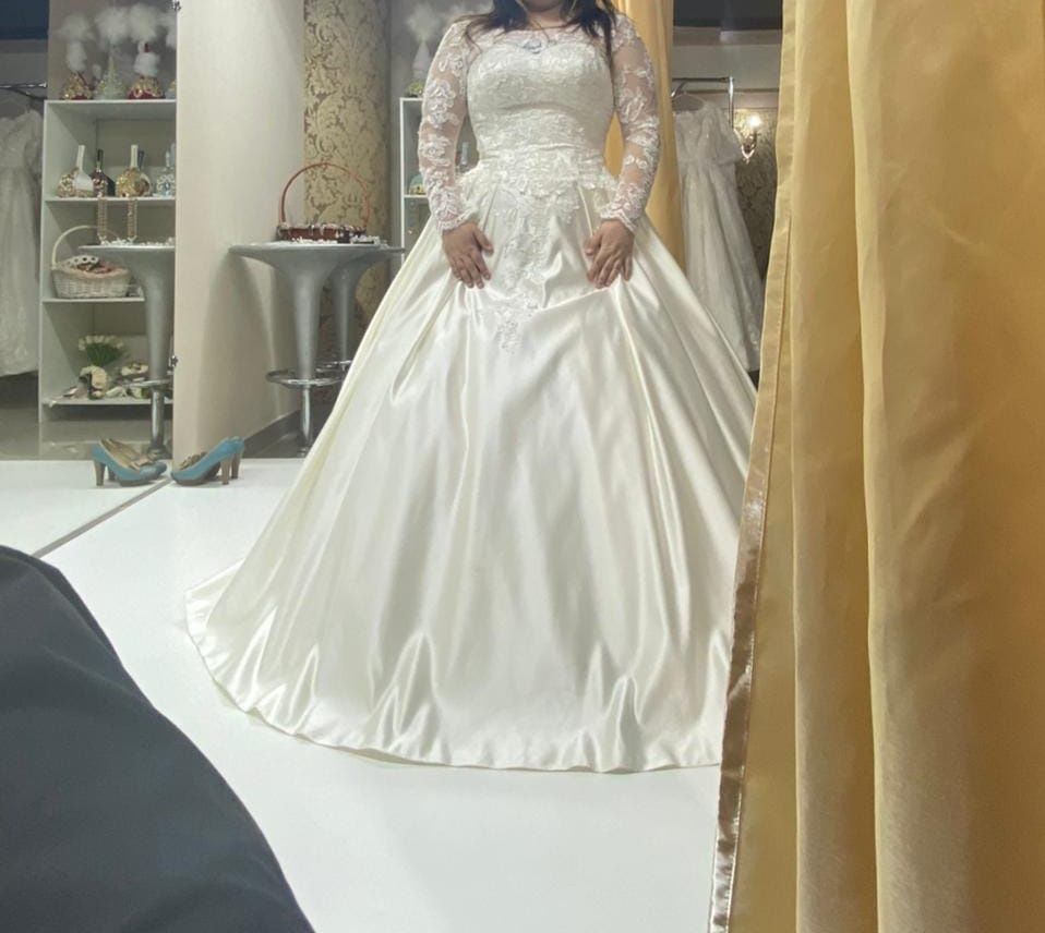 Продам свадебное платье 46-48 размера в отличном состоянии.