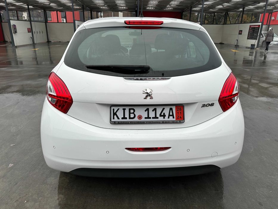 * Peugeot  208 *