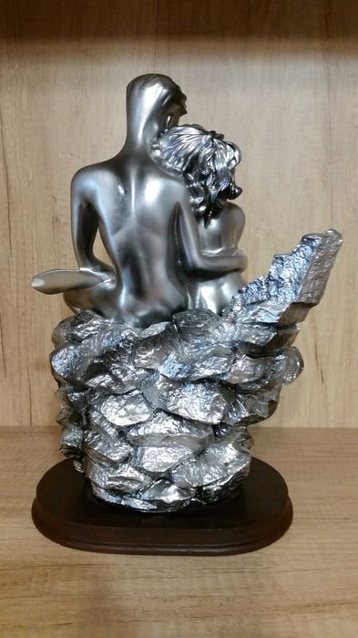 Голяма статуя. Обич. Без забележки. Материал- метализе.