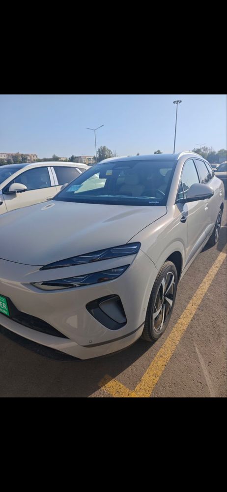 BYD SEALION-06 EV-605 км(4810/1920/1675) белый и мокрый асфальт