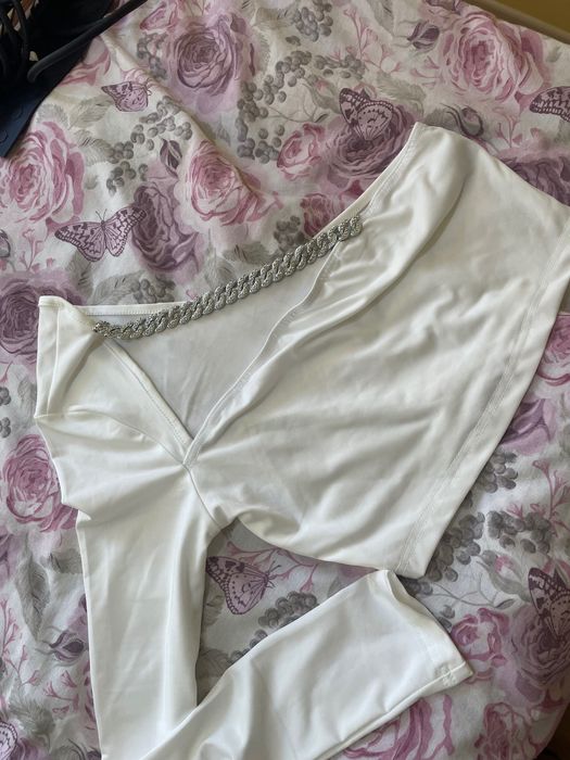 Чисто нова бяла блуза с един ръкав