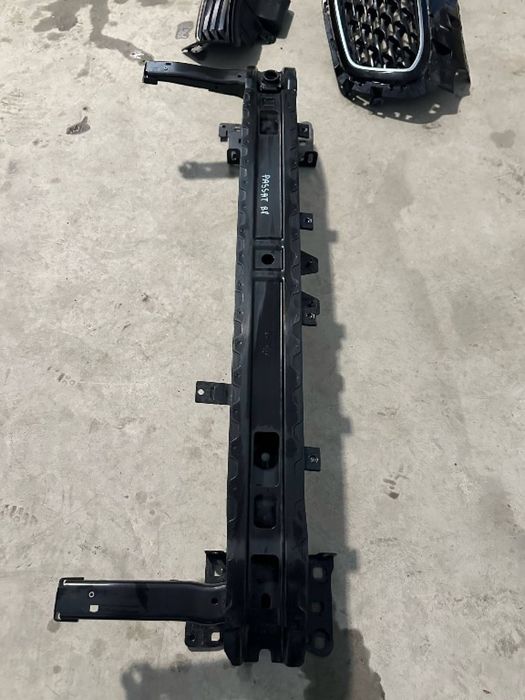 Armatura / intaritura fata Volkswagen Passat B8