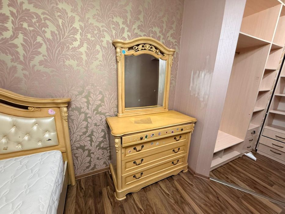 Кровать и туалетный столик