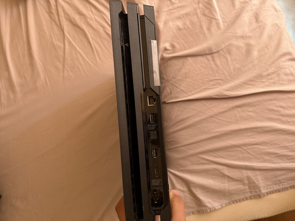 Playstation 4 pro, 1 TB,13 игри , 3 джойстика, перфектно състояние!