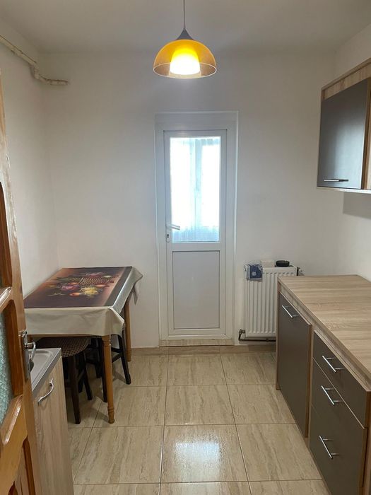 Închiriez apartament
