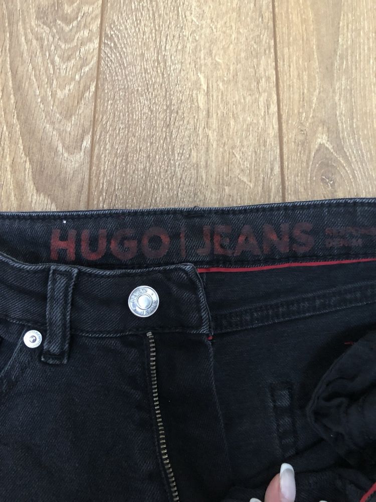 Дънки на Hugo Boss.