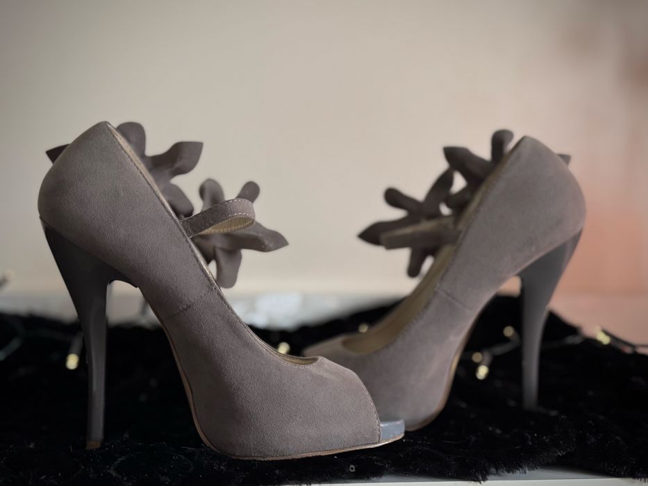 Обувки на висок ток