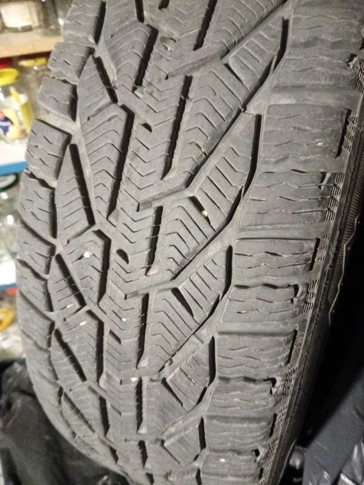 Vand 4 anvelope iarna + jante pt  RENAULT CAPTUR