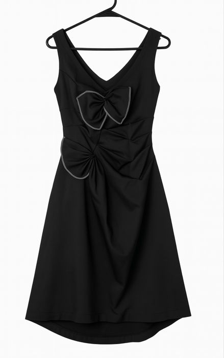 Черна рокля с V-образно деколте