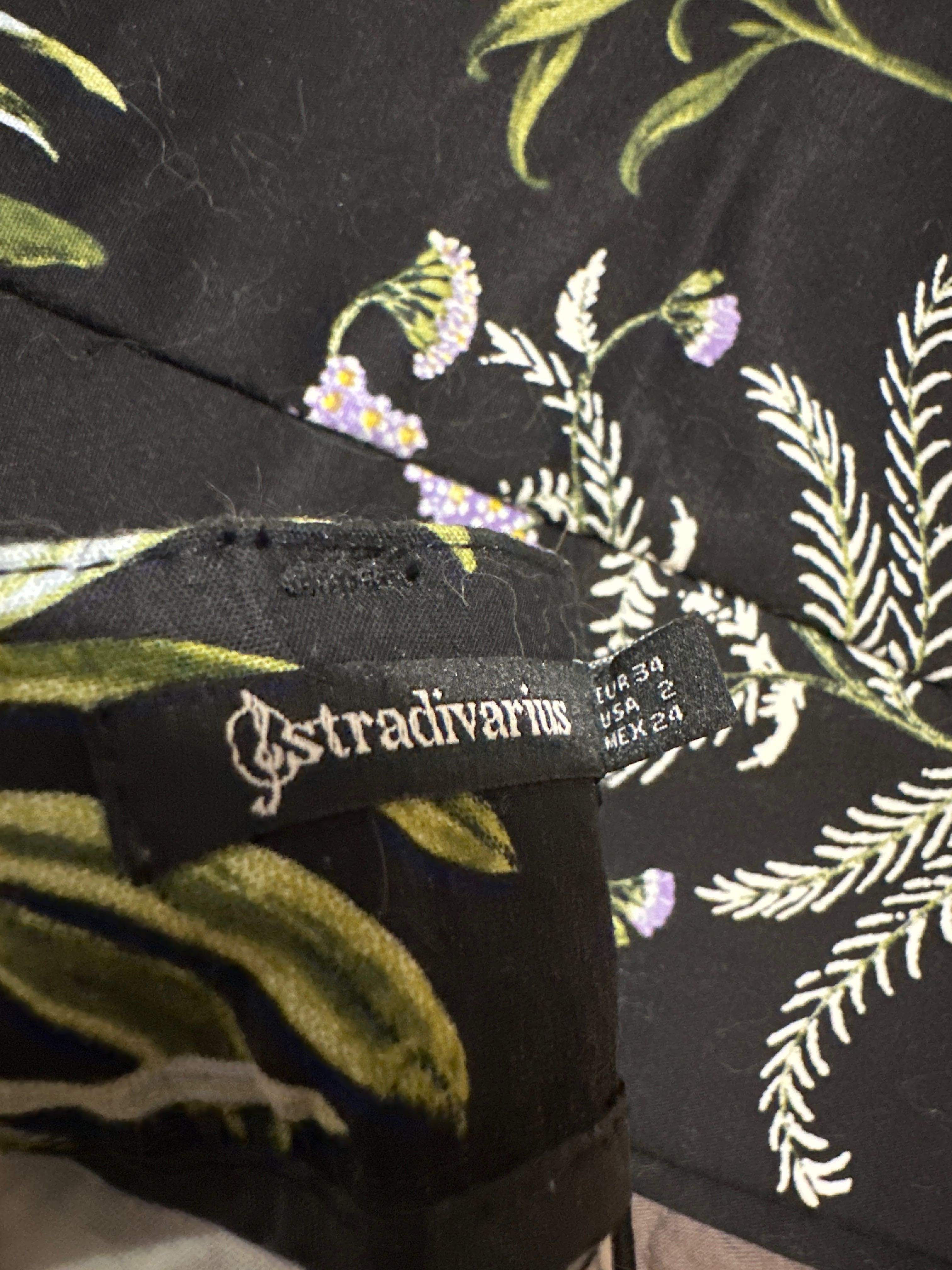 Pantaloni cu flori Stradivarius