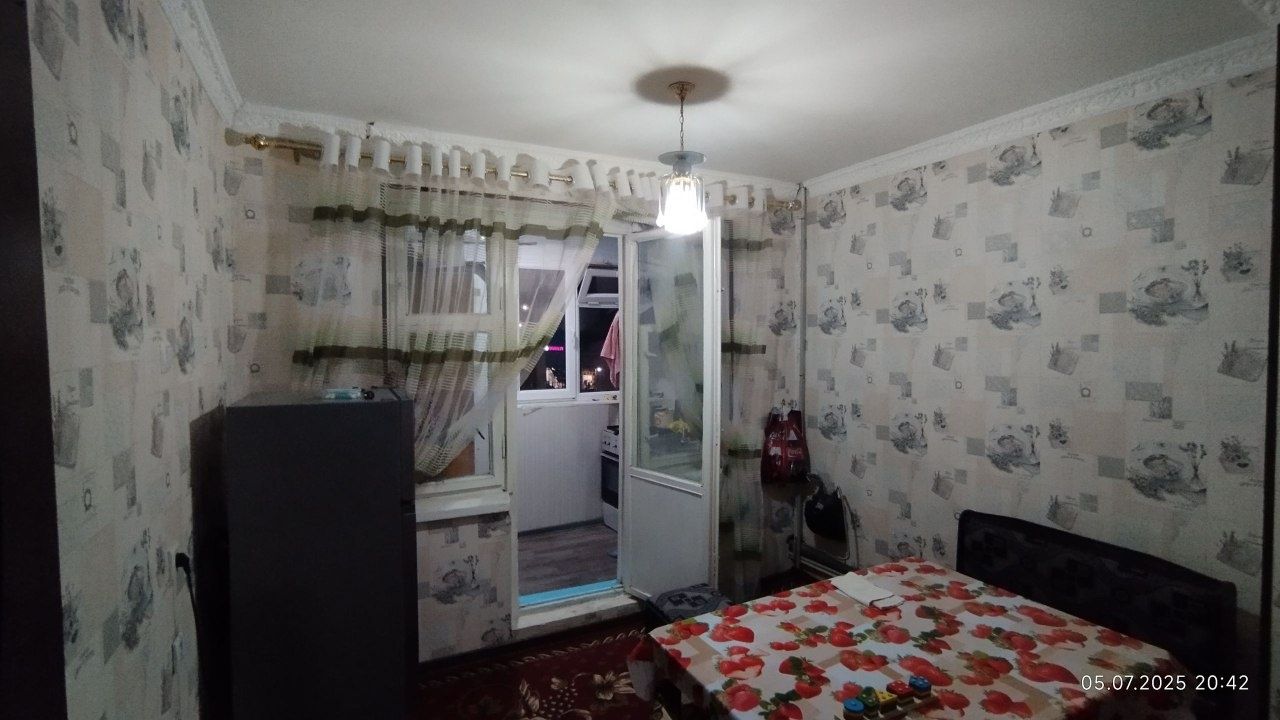 Ойбек роддом олдида 2 хоналик квартира сотилади