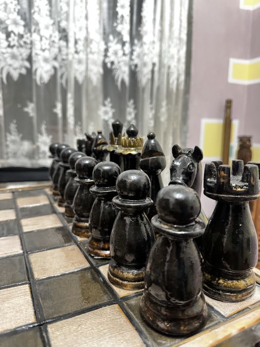 Шахматы из дерева.