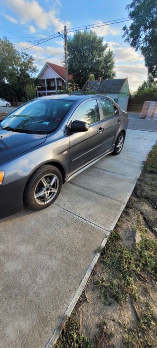 Vând mitsubishi lancer