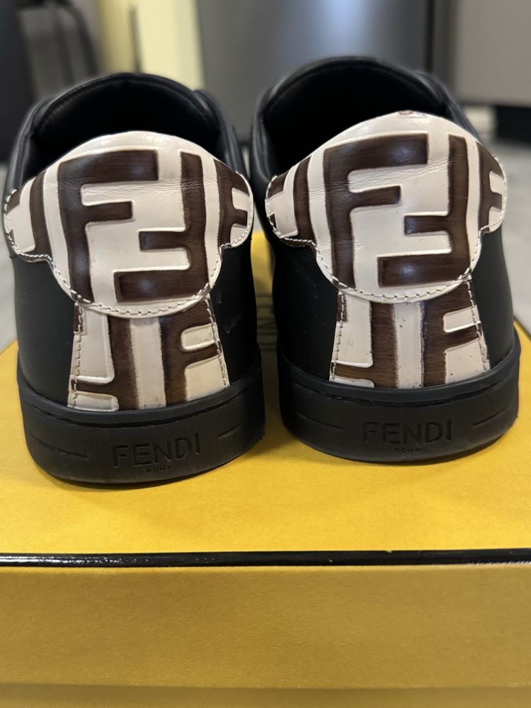 Като нови, кецове на “Fendi”39,5,черен цвят,с плик, сертификат и кутия