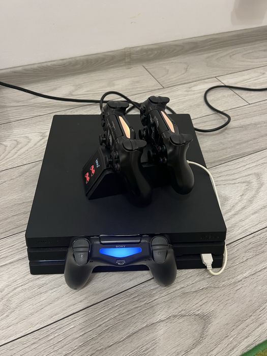 PS4 Pro 1TB + 3 controllere + stație încărcare + 7 jocuri