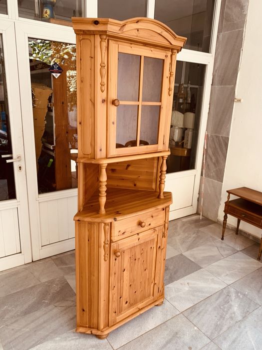 Витрина от естествено дърво-стил и уют в едно