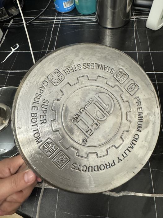 2ta kastrul:,5litrli va 1,5litli .sifatli qalingina kop ishlatilmagan