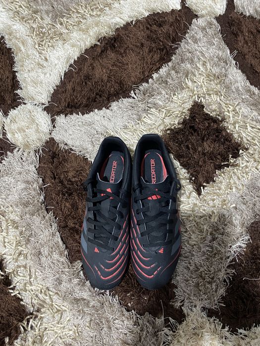 Vand ghete de fotbal Adidas Predator