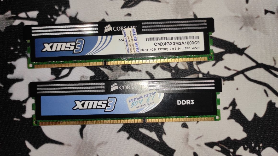 Оперативная память Corsair XMS3 CMX4GX3M2A1600C9 DDR3 - 2x 2ГБ 1600МГц