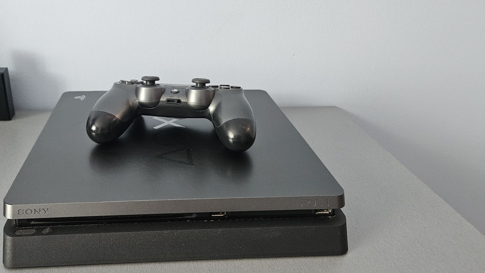 Playstation 4 slim: days of play limited edition