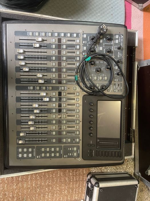 Behringer x32 compact + flight case