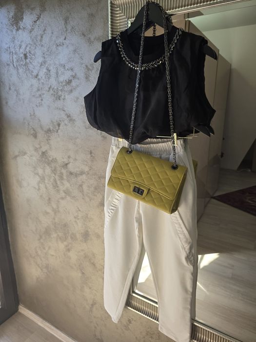 Set pantaloni conici, 3/4, cu talie înaltă, top, din voal și detalii d