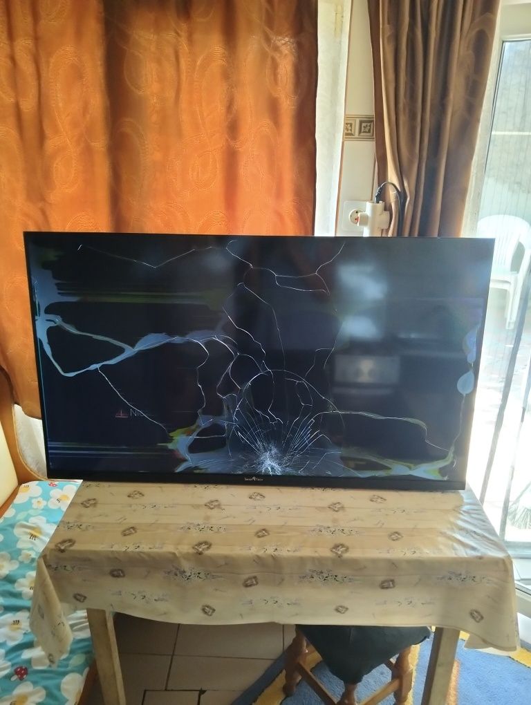 Vând tv Smart tech