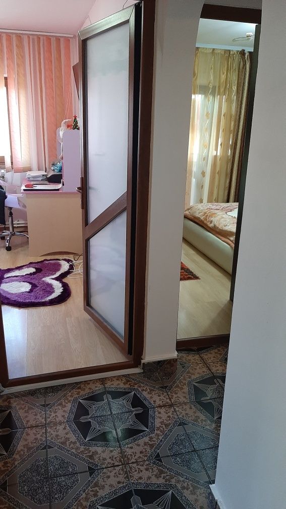 Vând Apartament 3 camere conf 1 decomandat etaj 4 Călărași  4 cu pod