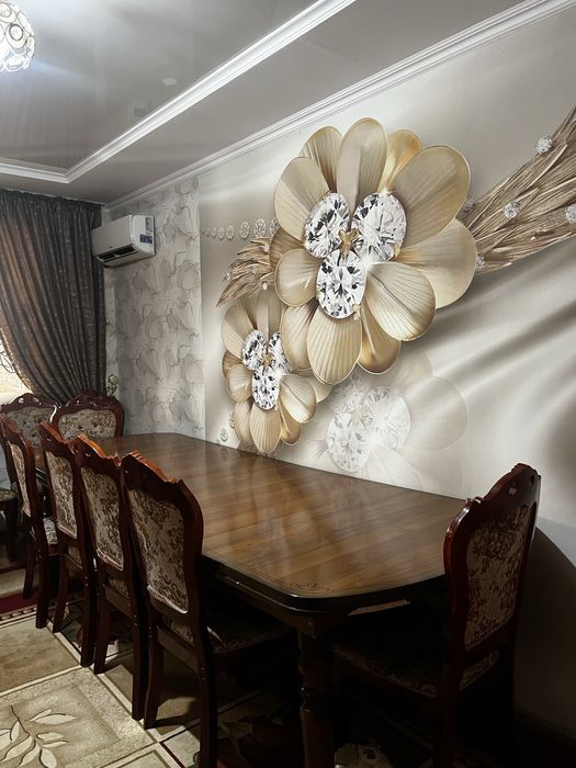 Стол стулья и сервант