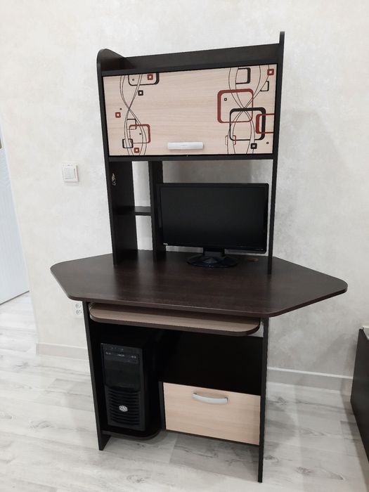 Компьютерный стол (в отличном состоянии, таза)