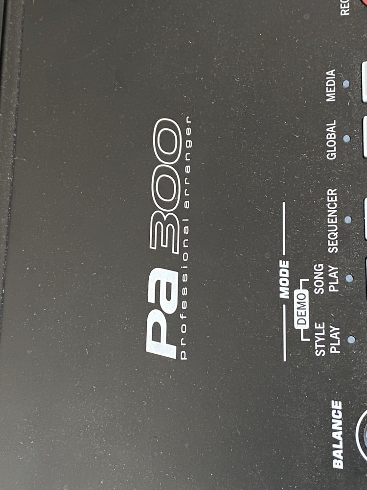 Korg pa 300 cu ritmuri incluse