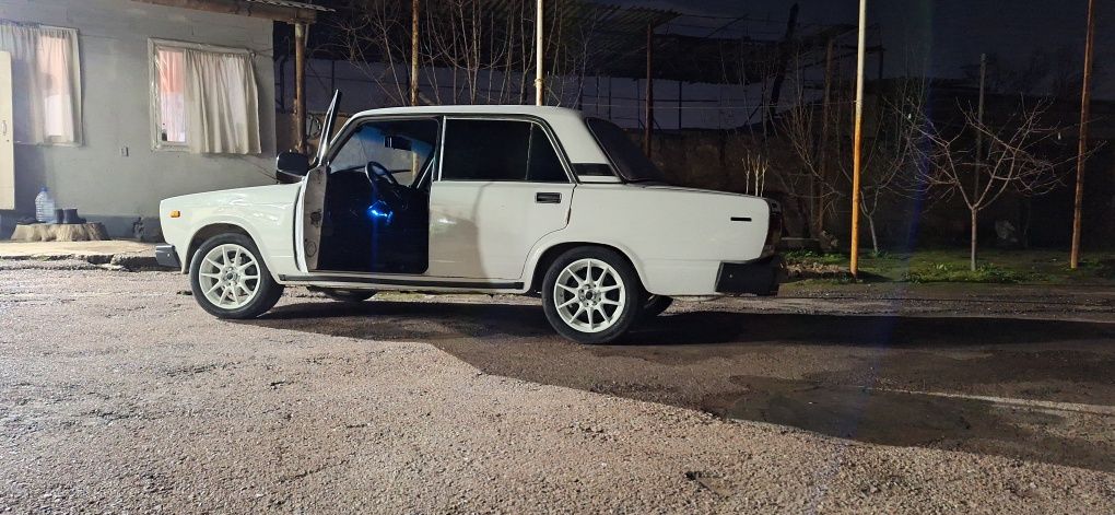 Vaz 2107 сотилади