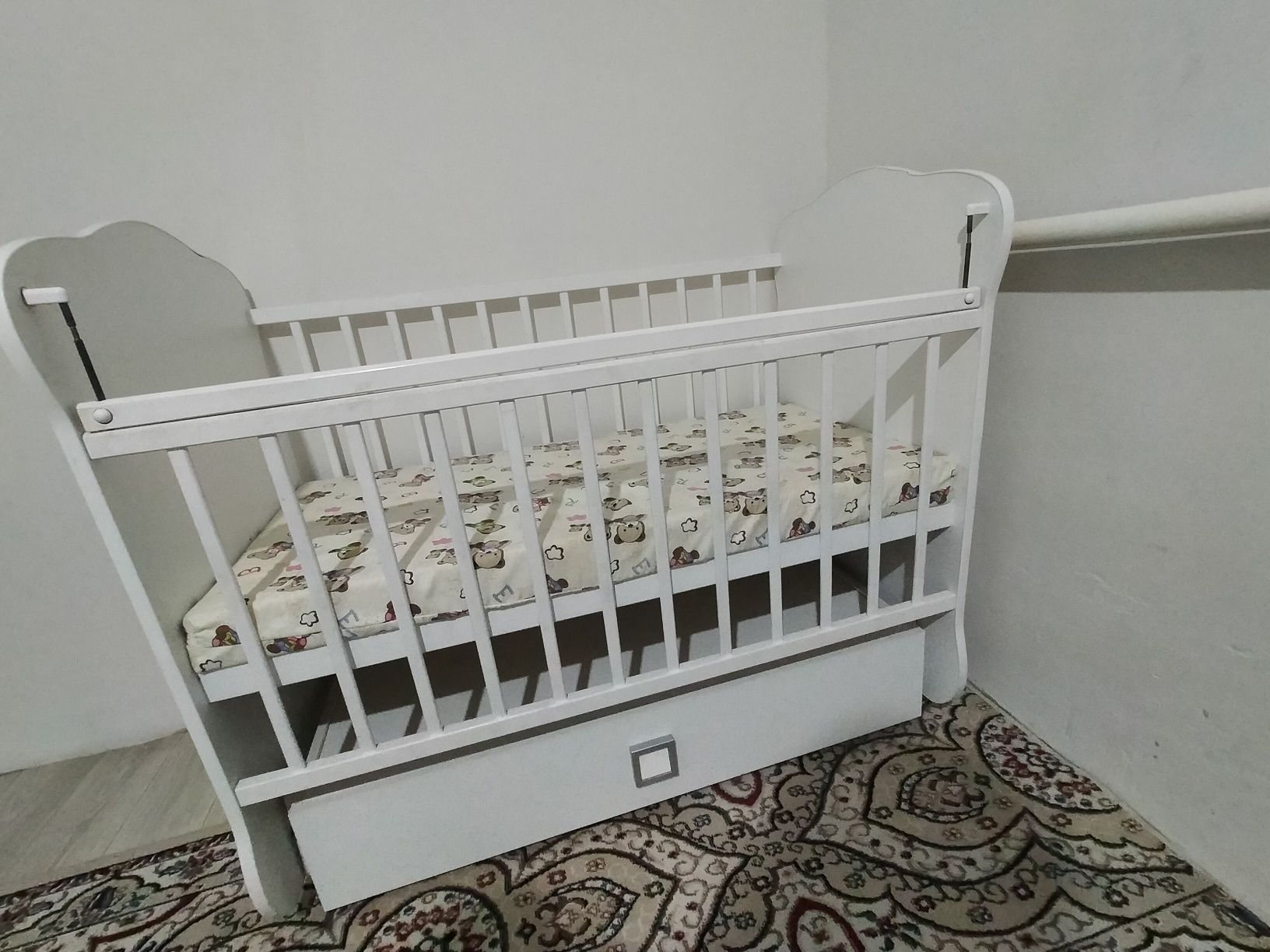 Манеж ,асты киім салатын,тербетіледі