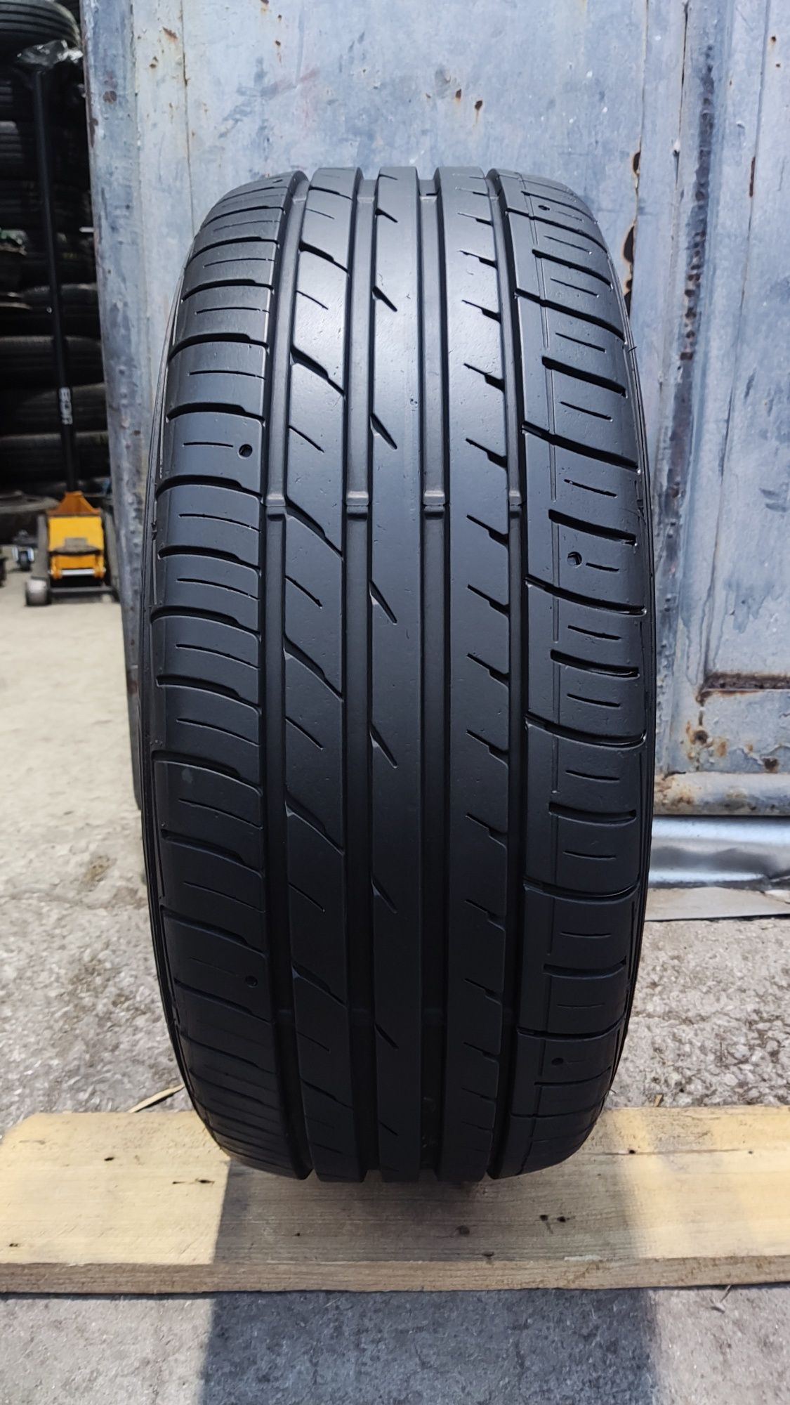 1бр. лятна гума 225/50/17 Falken Ziex
7.3mm
Перфектно състояние на гум